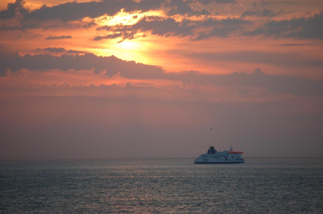 Le Bord De Mer Calais Buitenkant foto